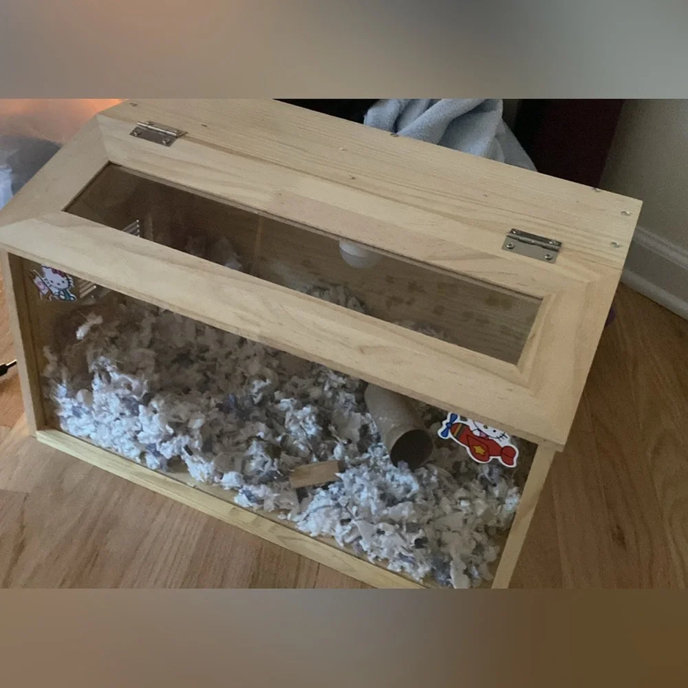 Hamster cage (like new) three hideouts all clean